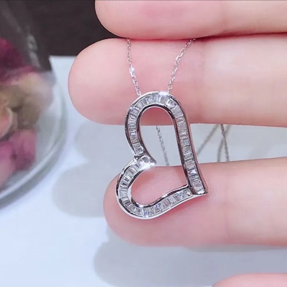 💝Gorgeous Baguette Zircon  Heart Necklace on a Silver Chain.